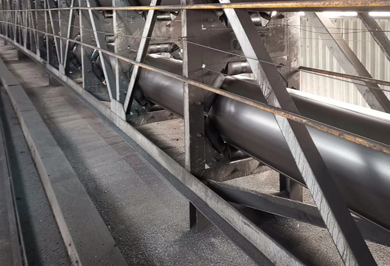 Tubular conveyor belt with fabric core